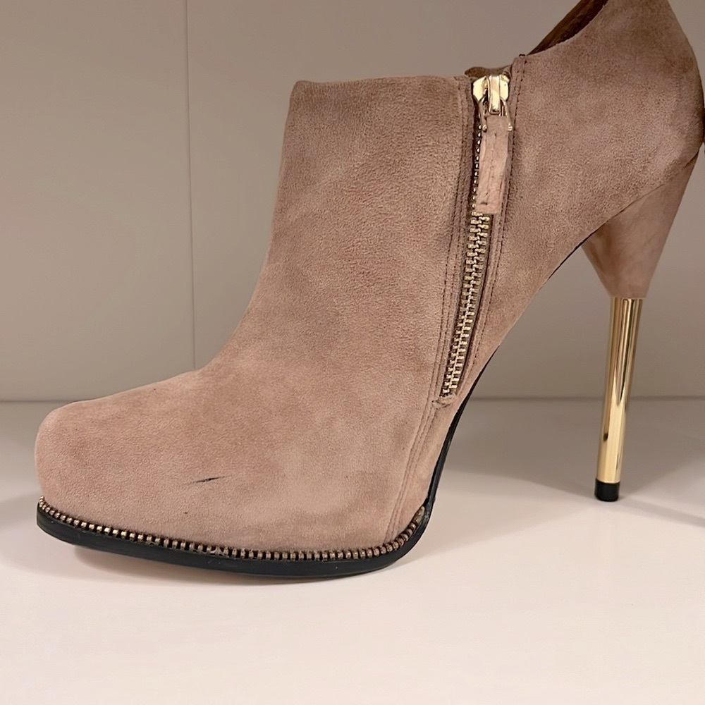 🎉 EUC ZARA WOMAN Tan suede Platform Booties with Gold Accent Heels size 40 EUR - Picture 3 of 8